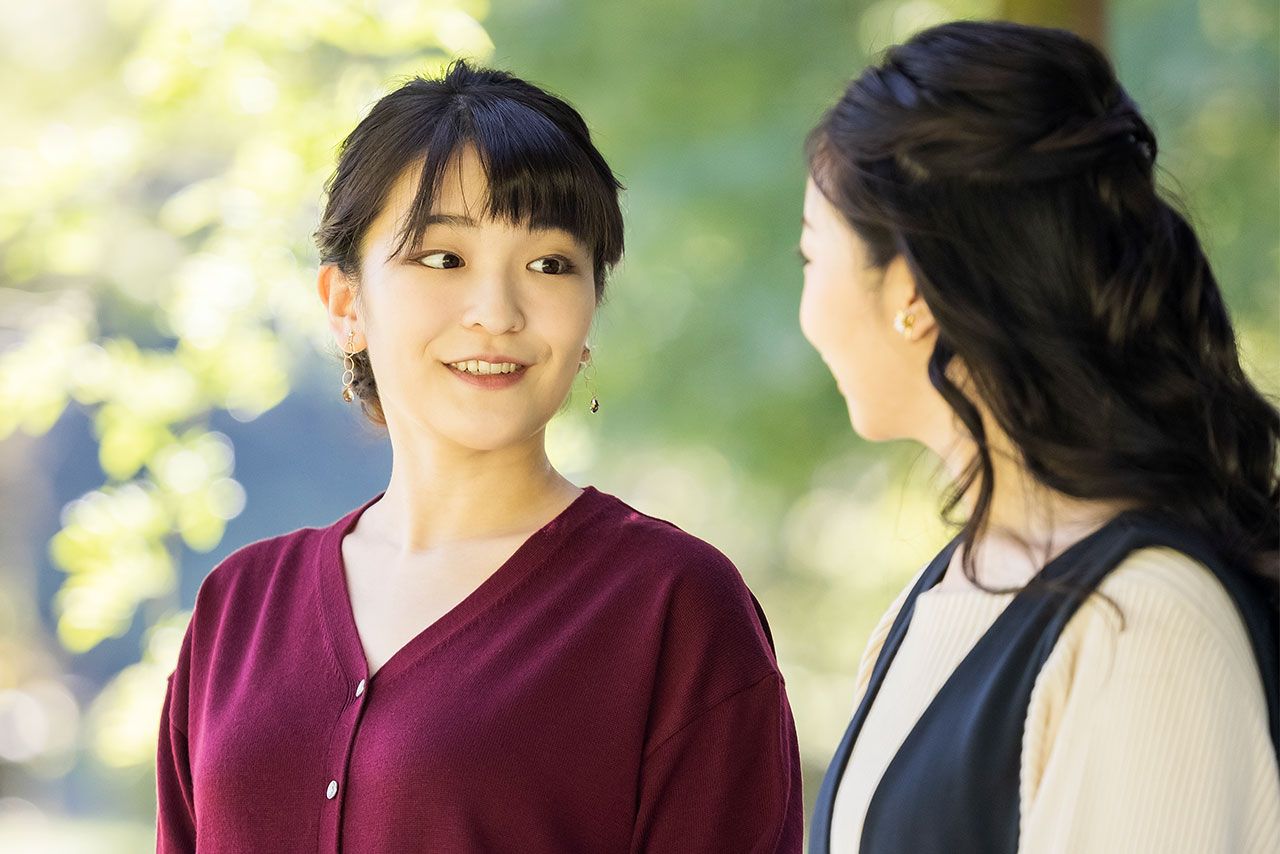 10月23日、眞子さんが30歳を迎えられた際に公表されたお誕生日写真。赤坂御用地内で佳子さまと談笑されて。皇族として迎える最後のお誕生日となった