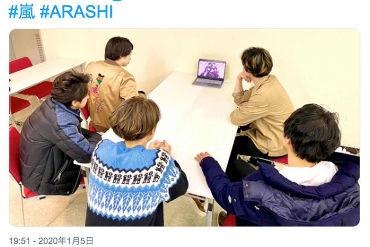 元日に『Netflix』で配信された自らのドキュメンタリー番組を集まって見る嵐のメンバー（嵐の公式ツイッターより）