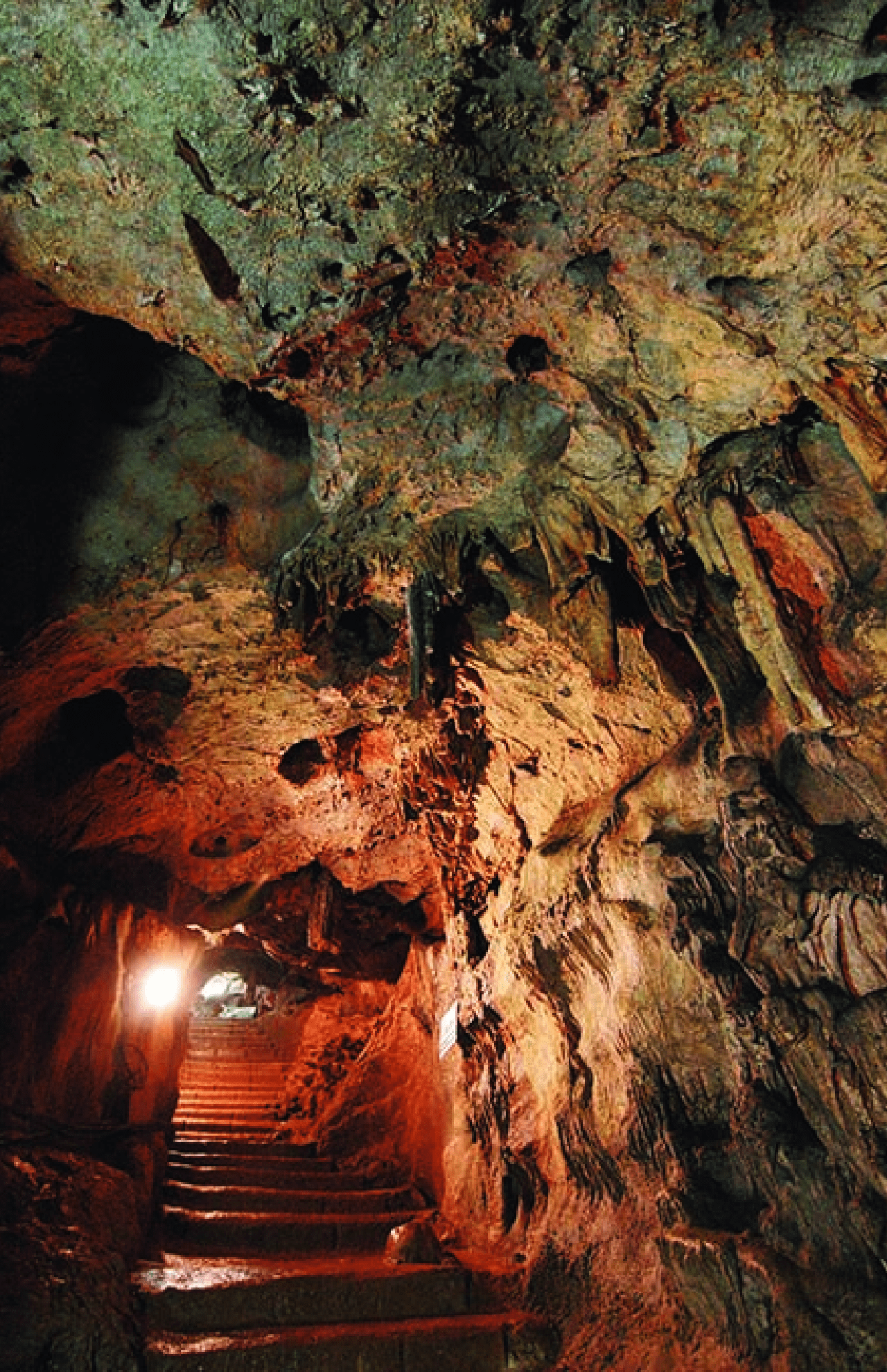 不二洞：かつて僧侶が修行の場としていたため、洞内各所には仏教にちなんだ渋い名称がつけられている。〝閻魔の金剛杖〟を7回なでて願をかけるとかなうとか