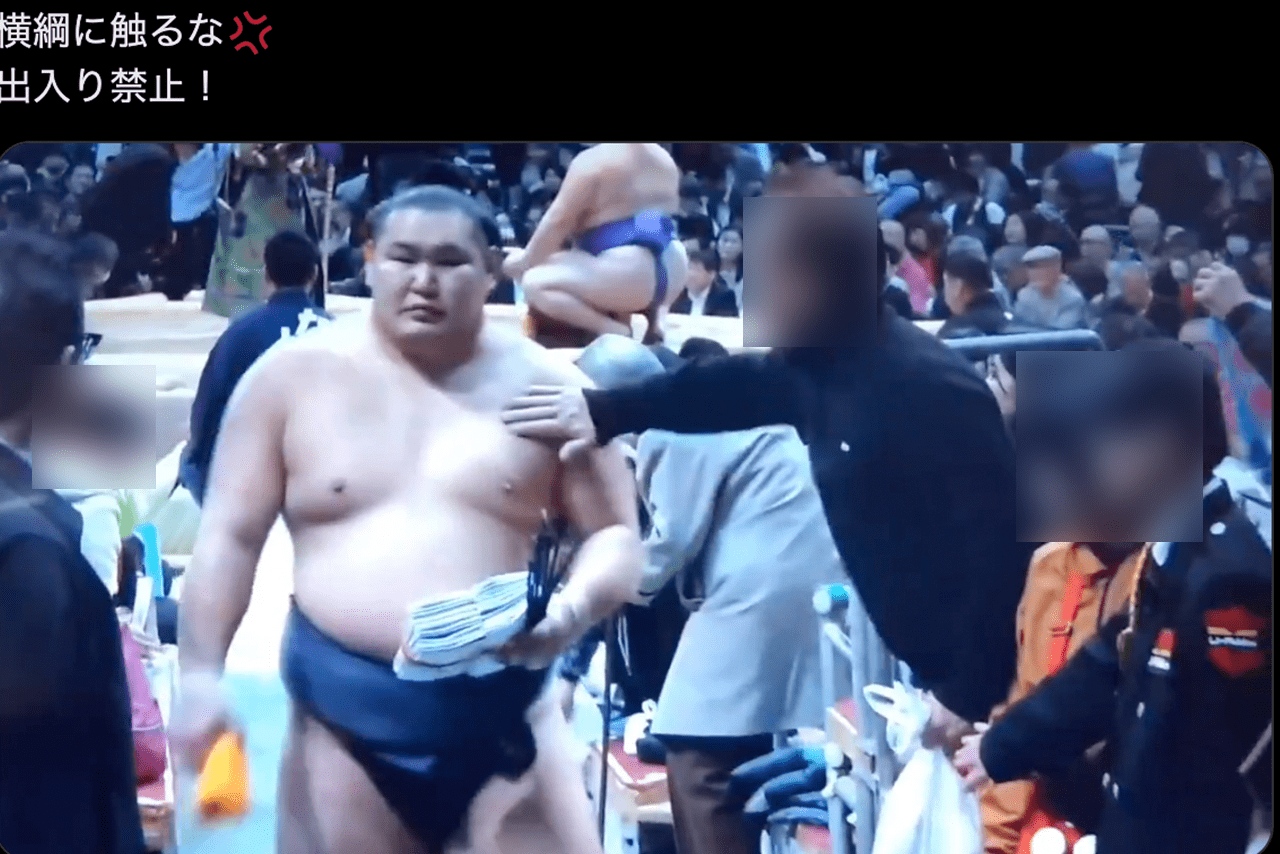 横綱・豊昇龍の身体を観客が「バシバシ」と叩く様子（Xより）