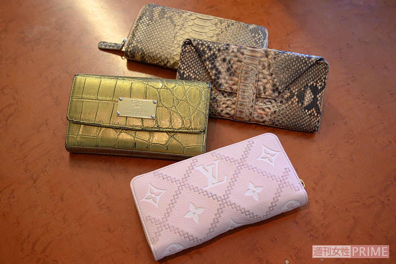 基本2つ持ちでローテーション。新券はお金を呼び込むので、必ず入れている。財布は金運アップのため毎晩、中身を出してそれぞれの引き出しにしまい、寝かせて大事に使う。（撮影／渡邉智裕）