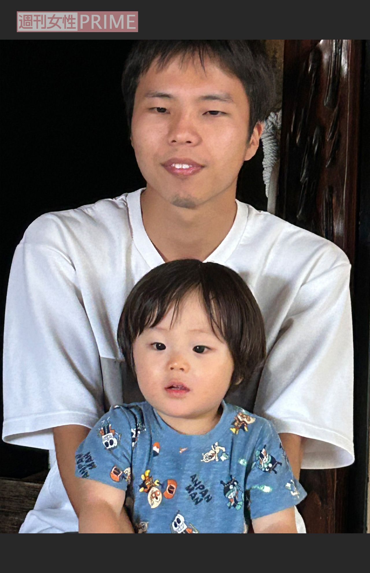 塚越湊斗くん（下）のお世話は、率先してやる子煩悩な父親だったという寛人さん（遺族提供）