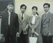 【写真】東大入学時。学生演劇の仲間らと(左)