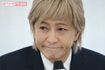 引退会見を行う小室哲哉('18年)