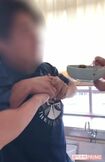 羽交い絞めにされ、女帝から激辛カレーを食べさせられるX教員
