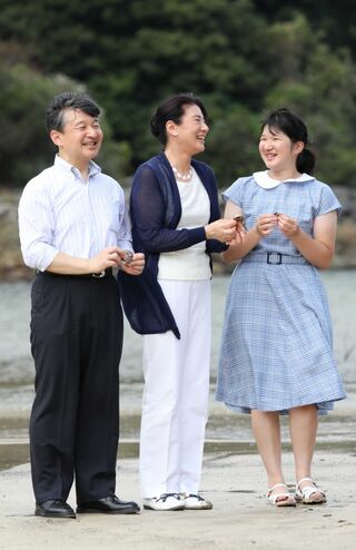 三井浜で拾った貝殻を手に、にこやかに談笑されるご一家。和やかで温かい雰囲気が伝わってくる　写真／JMPA、『週刊女性』写真班