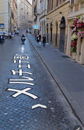 イタリア・ミラノのGoogleストリートビューに写り込んでいるSnowManの佐久間大介と日本テレビアナウンサーの伊藤遼（Googleストリートビューより）