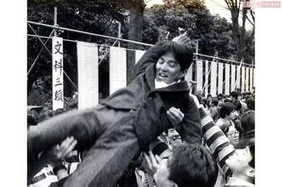 新聞に掲載された東大合格発表の掲示板前で胴上げされた井本さんの写真。「無許可で掲載され、写真を頼んだら2000円を請求されたんです（笑）」