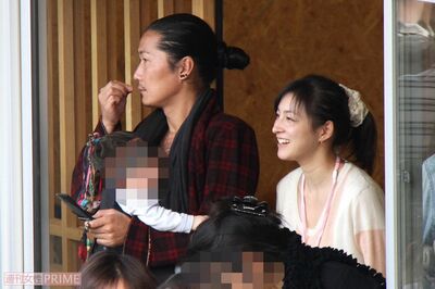 広末涼子と次男を抱いた夫のキャンドル・ジュン氏（2011年）