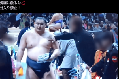 横綱・豊昇龍の身体を観客が「バシバシ」と叩く様子（Xより）
