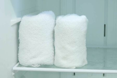 Q.ビールを急いで冷やしたい!　A.濡れふきんを巻いてから冷蔵庫へ