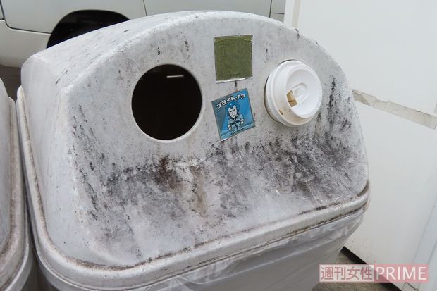 テイクアウト用容器がリサイクルBOXの投入口に無理やり突っ込まれていた
