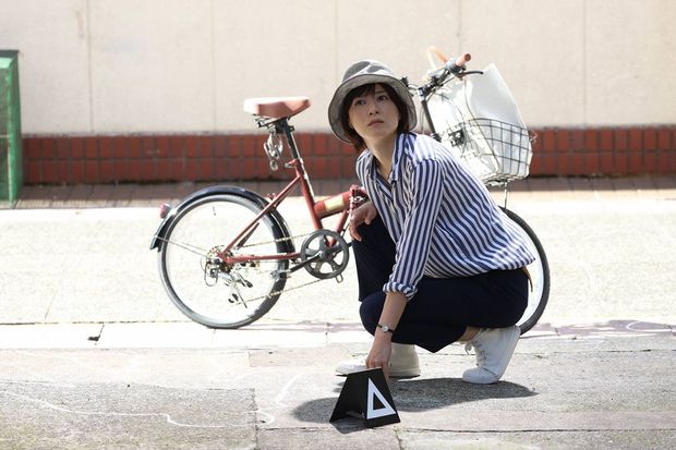 朝顔は、法医学者として亡くなった人の死因などを調べる　(c)フジテレビ