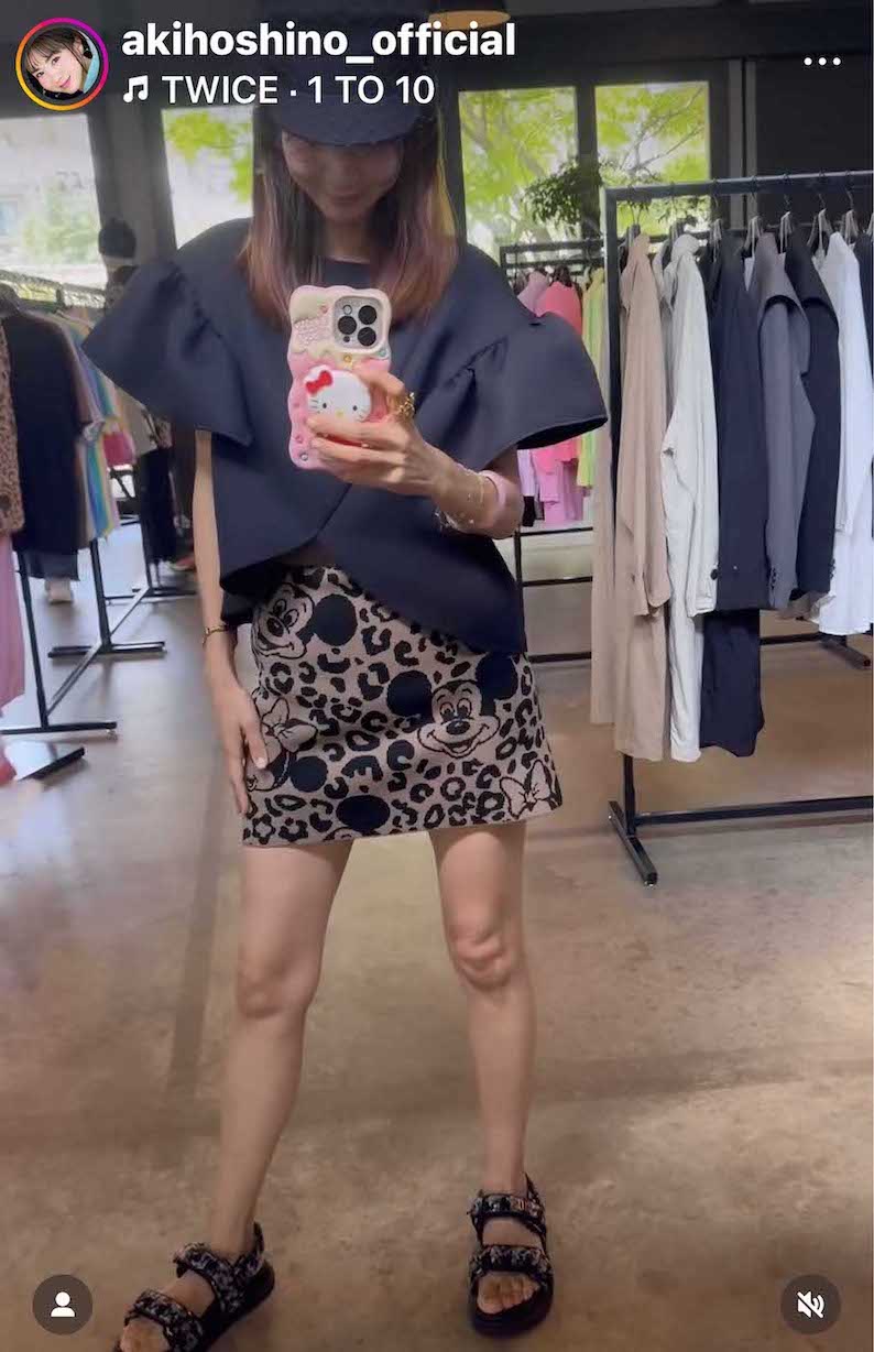 ミニスカ姿を披露し“膝”に注目が集まった、ほしのあき（本人のインスタグラムより）