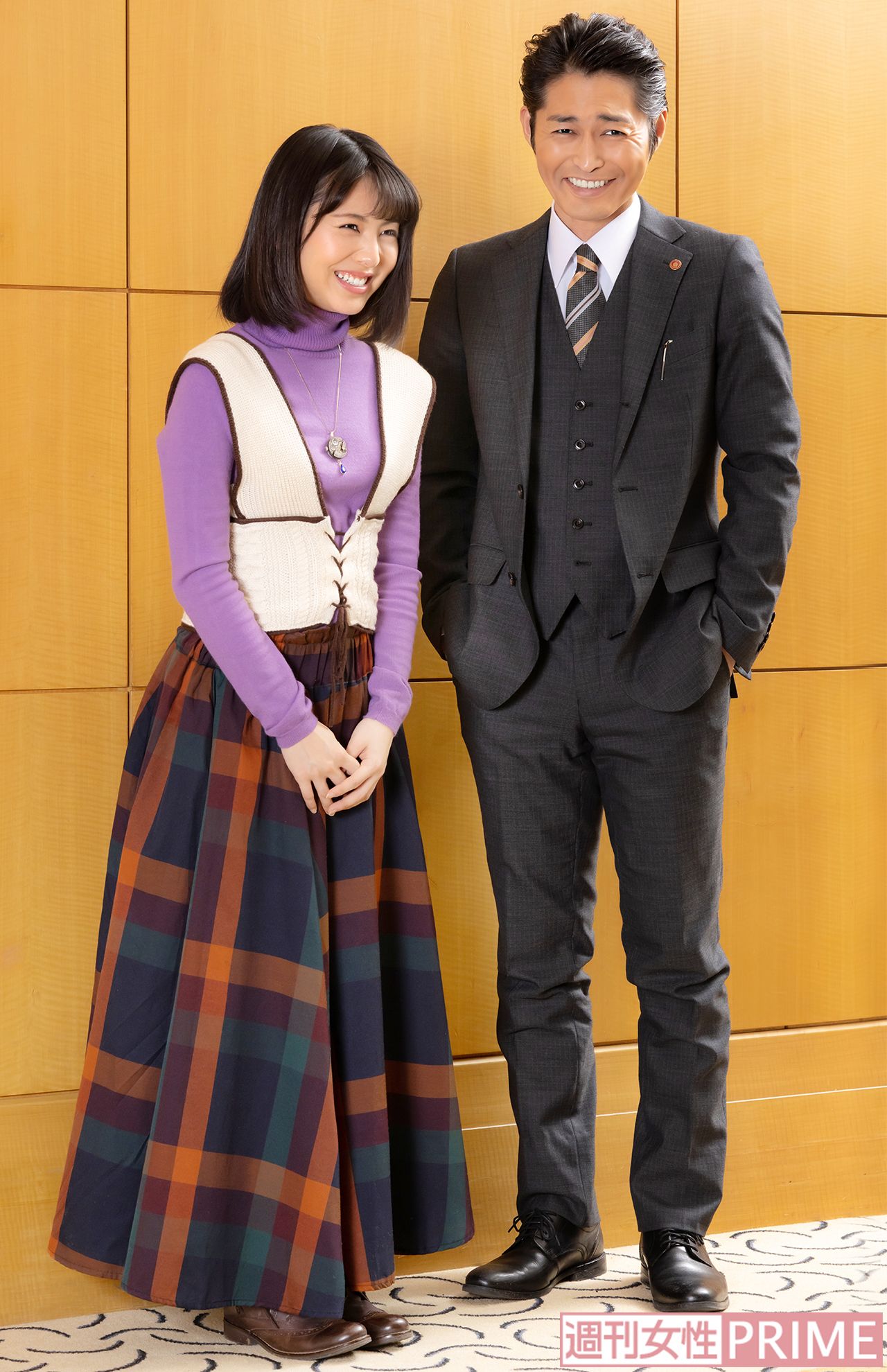 (写真左から)浜辺美波、安田顕　撮影／佐藤靖彦