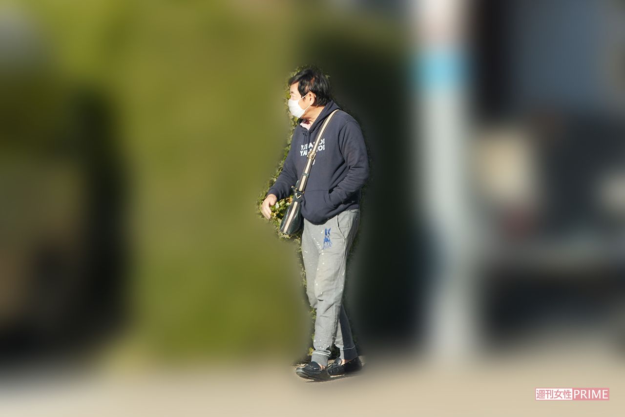 石田純一は“充電旅”のオリジナルパーカーを着ていた