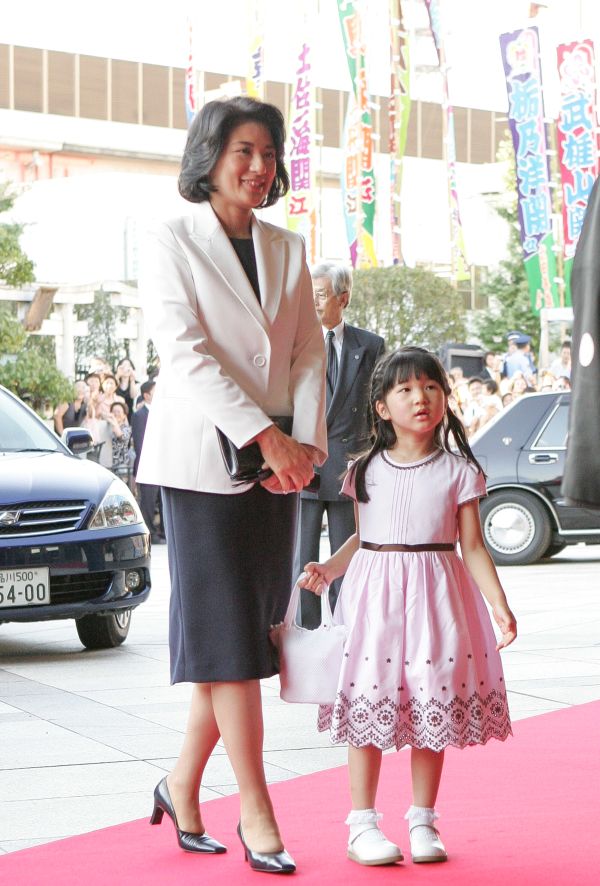 2006年9月　東京・両国国技館で大相撲を初めて観戦された愛子さま。取組ごとの結果を星取表に書き込んだりしながら、時折笑顔を見せ、楽しまれている様子だった