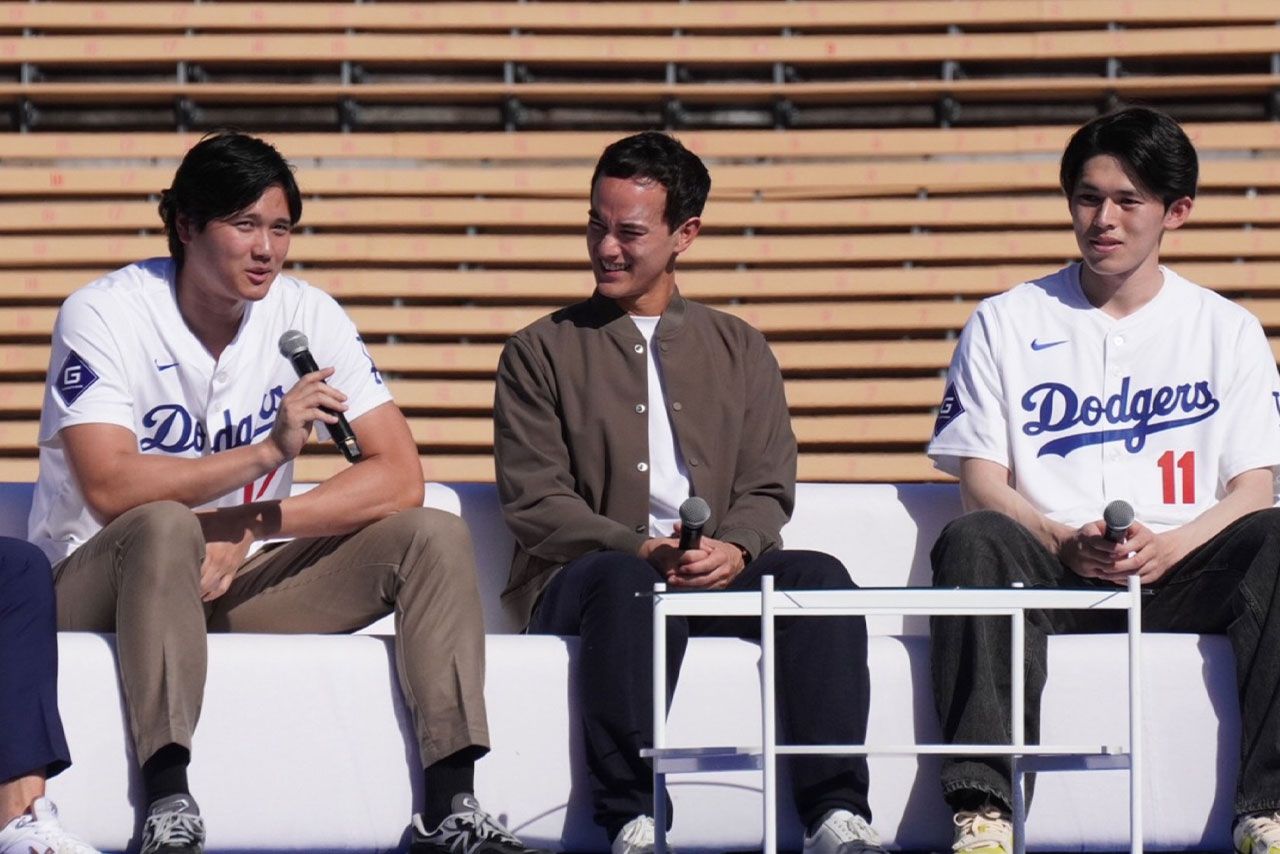 現地時間2026年1月31日、ドジャーフェストのステージショーに登壇した大谷翔平(左)と佐々木朗希(右)／産経ビジュアル