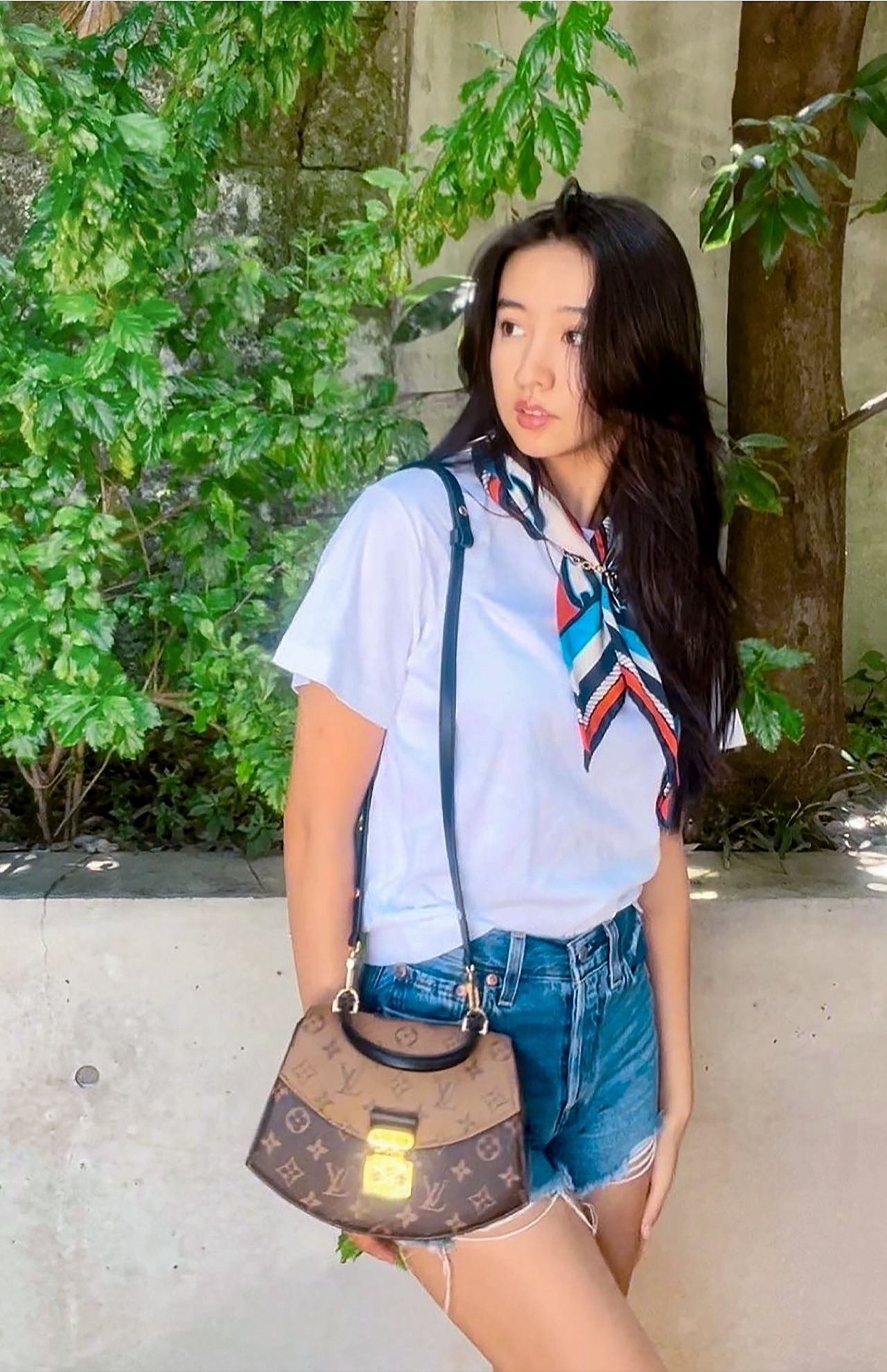 「デニムのホットパンツ×シンプルな白Tシャツで、ご自身のスタイルの魅力をアピールするコーディネートです」（高はしさん）　Koki，公式インスタグラムより