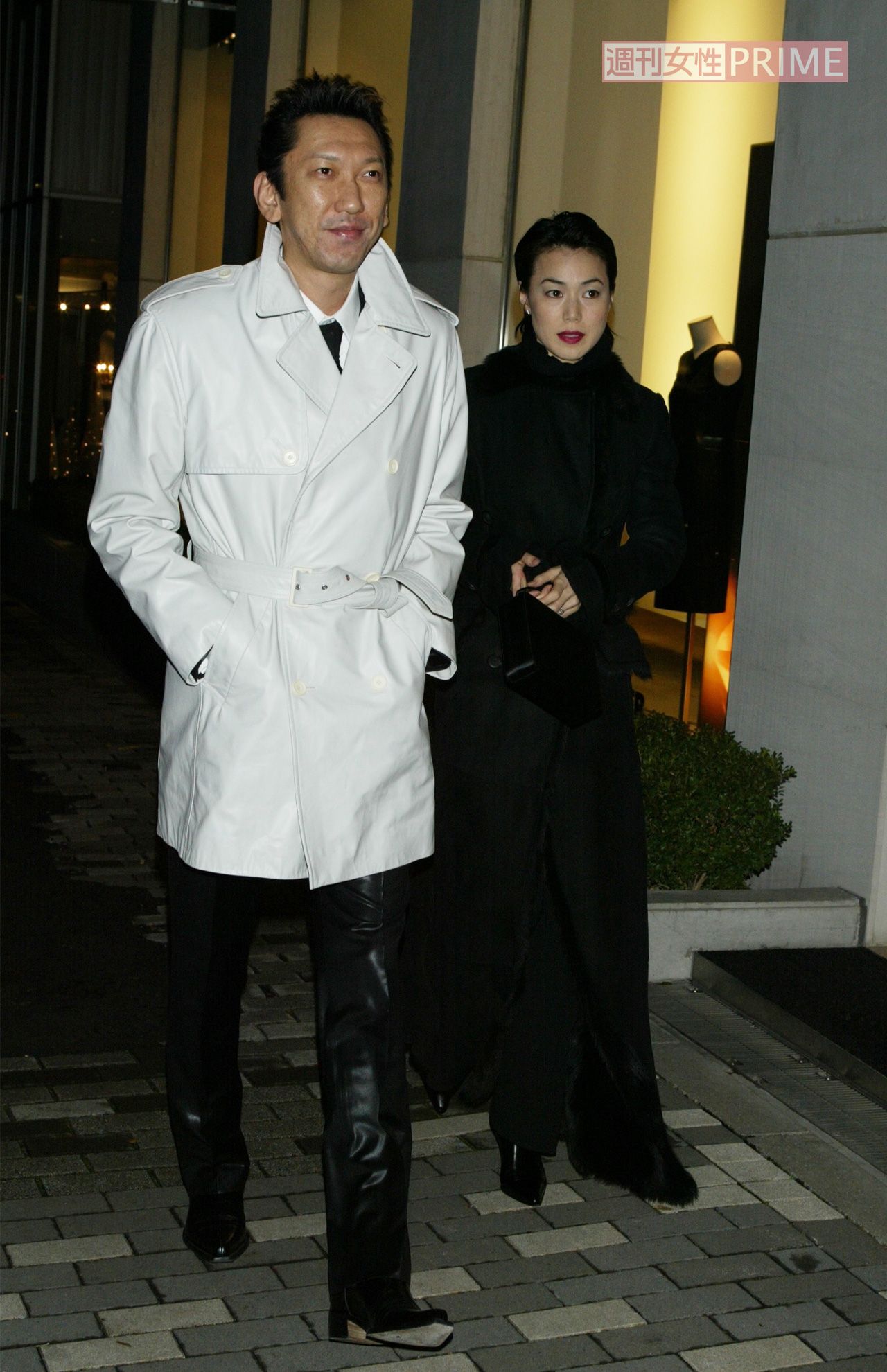 2002年12月、桐島ローランドの結婚披露宴パーティーに出席した布袋寅泰と今井美樹