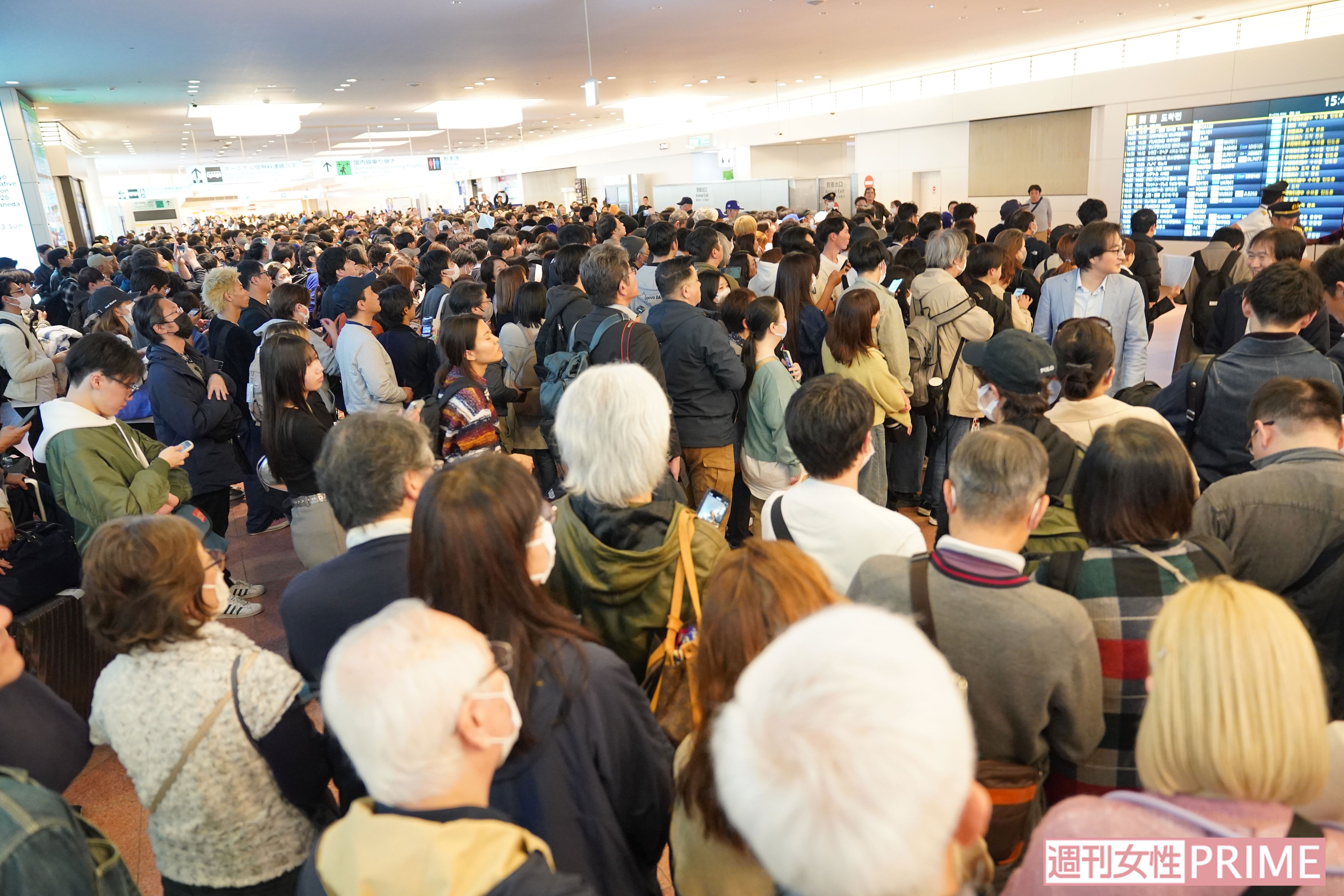 2025年3月13日、帰国した大谷翔平を一目見ようと羽田空港に集まった人たち