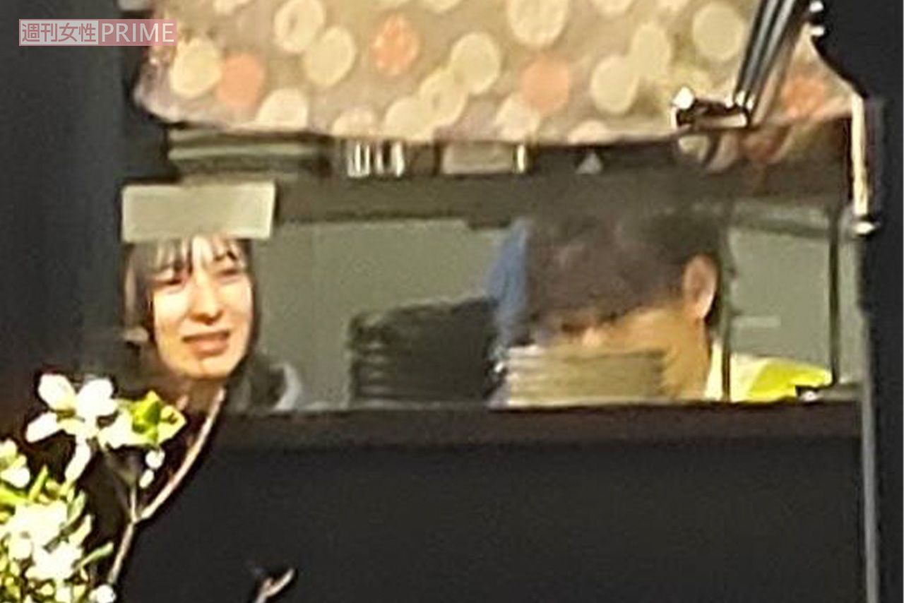 カウンターに並んで座り、日本酒や焼酎を楽しむ長尾寧音と須賀健太