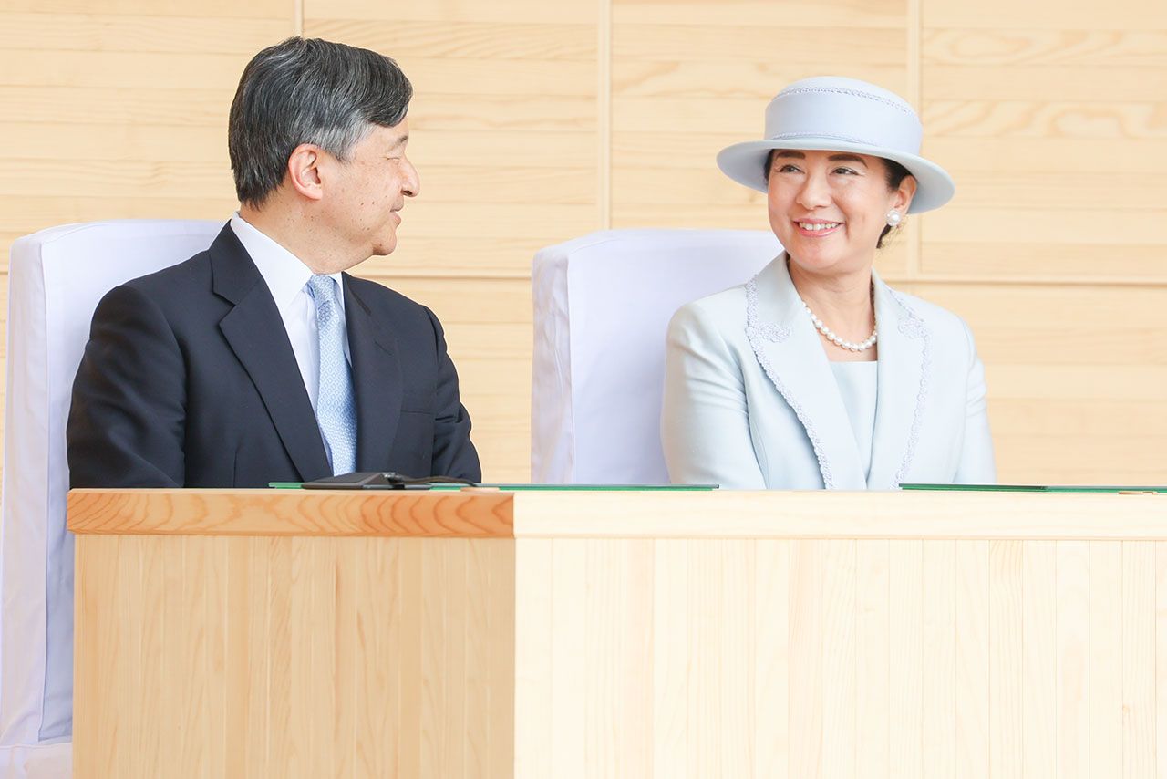 コロナ禍の近年はオンラインでのご出席が続いていた全国植樹祭。両陛下が現地での式典に足を運ばれるのは4年ぶり。壇上でも微笑み合われるなど、仲睦まじいご様子が　撮影／JMPA