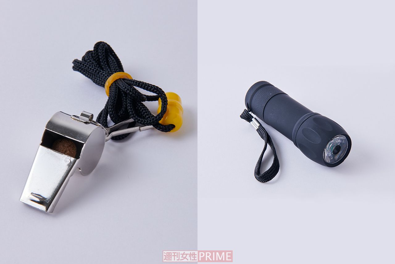 100均で買える防災グッズ「ホイッスル」と「小型のライト」撮影／山田智絵