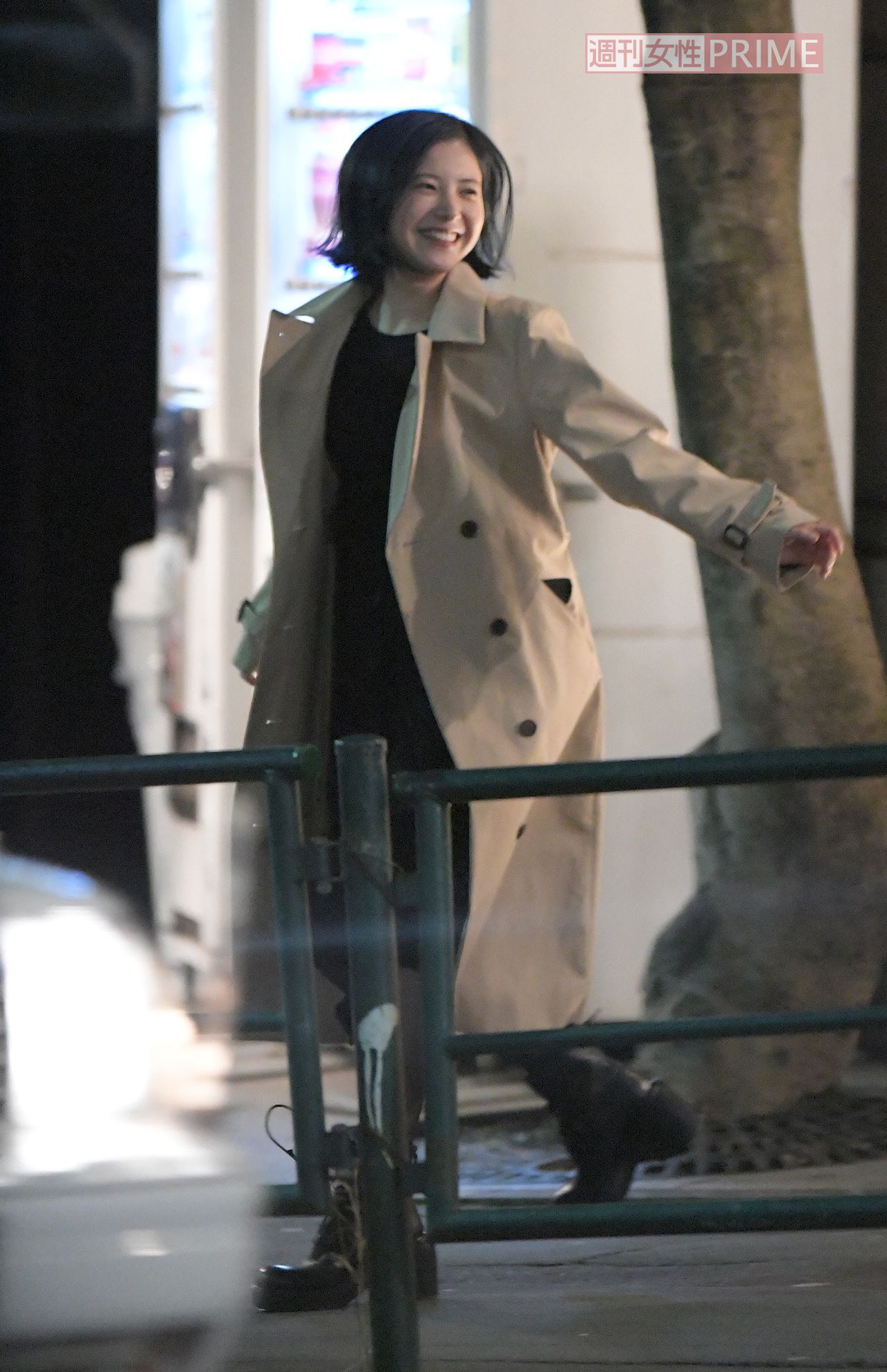 2017年3月、日テレドラマ『東京タラレバ娘』打ち上げ終了後、路上で笑顔が弾ける吉高由里子