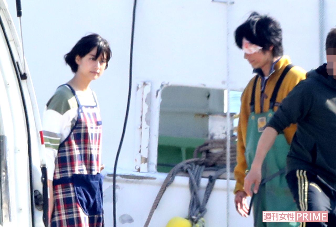 演出の指示を真剣に聞き入るディーンと山本