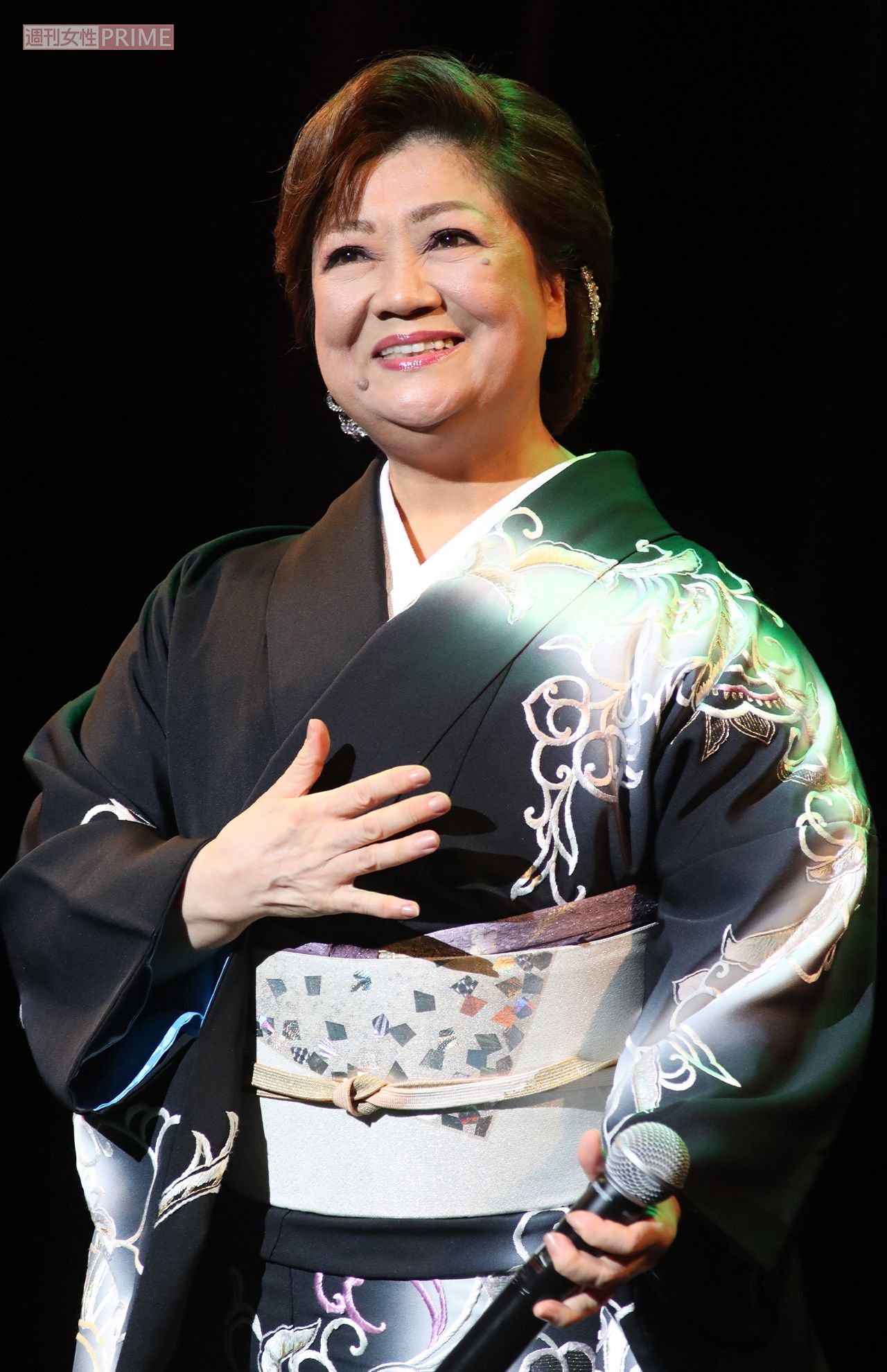 術後歌声がのびやかになったと、再び歌手として活躍する松原さん　撮影／佐藤靖彦