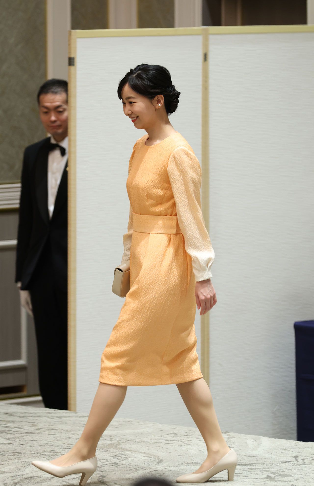 御髪をすっきりとまとめられ、甘やかながらエレガントな印象の佳子さま
