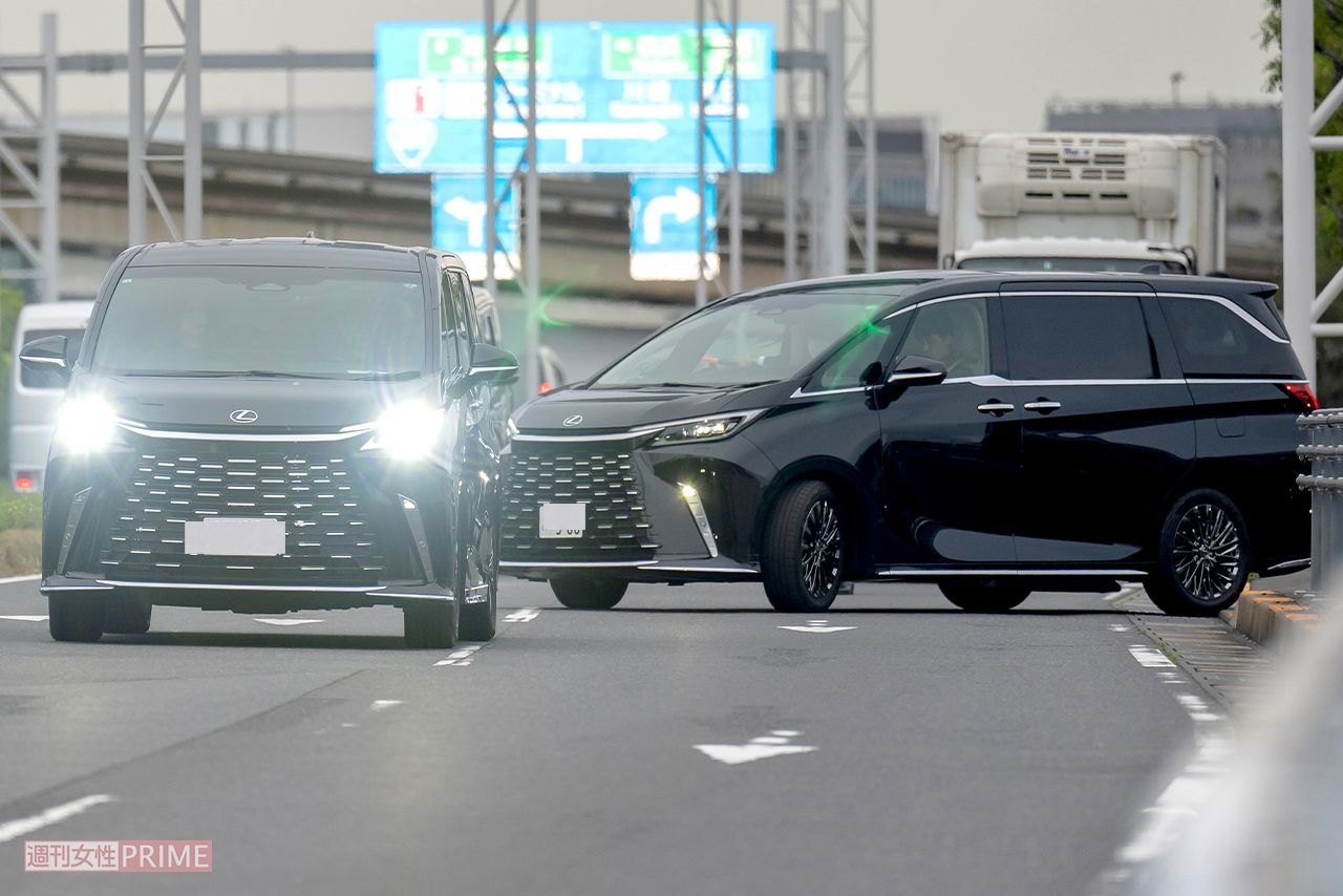 BTSメンバーを乗せたワンボックスカーが、次々に羽田空港を出発（読者提供）