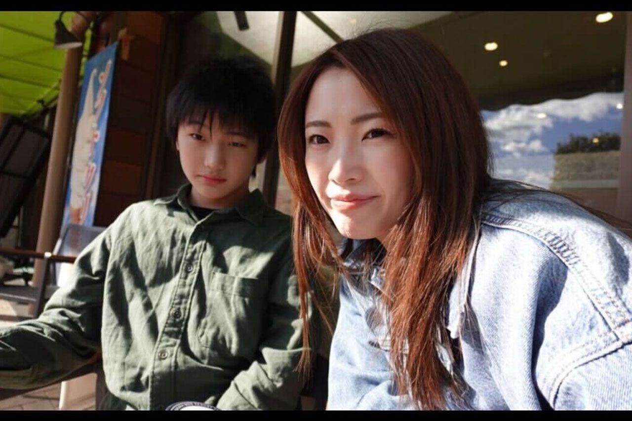 3人の男の子を育てる母・あいさん。重度知的障害を伴う自閉スペクトラム症の次男・たっくんを含む、3兄弟との日常をYouTubeやInstagramで発信中。子育ての悩みや喜びを包み隠さず伝える等身大の投稿が、母親世代を中心に支持を集めている