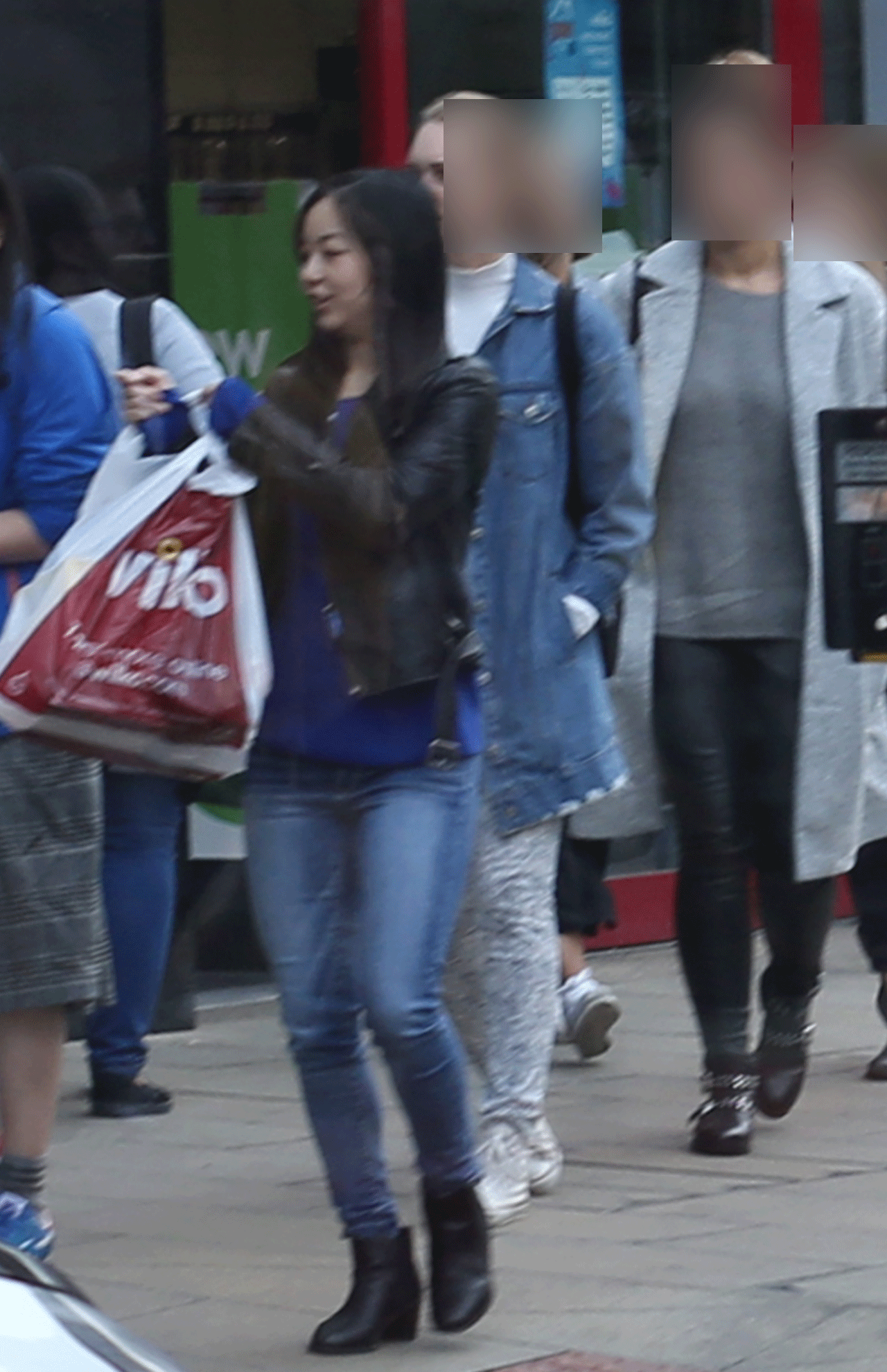 2017年、イギリス留学中の佳子さま。レザージャケットに合わせ、レザーブーツをお履きになっている