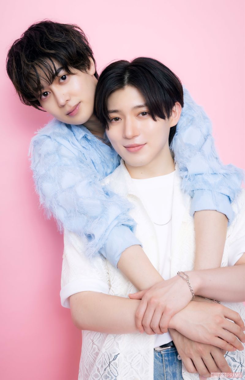 前田大輔（後方）と西山智樹　撮影/矢島泰輔、スタイリング/大野紗也、衣装協力/（株）アンティローザ（https://auntierosa.com/）