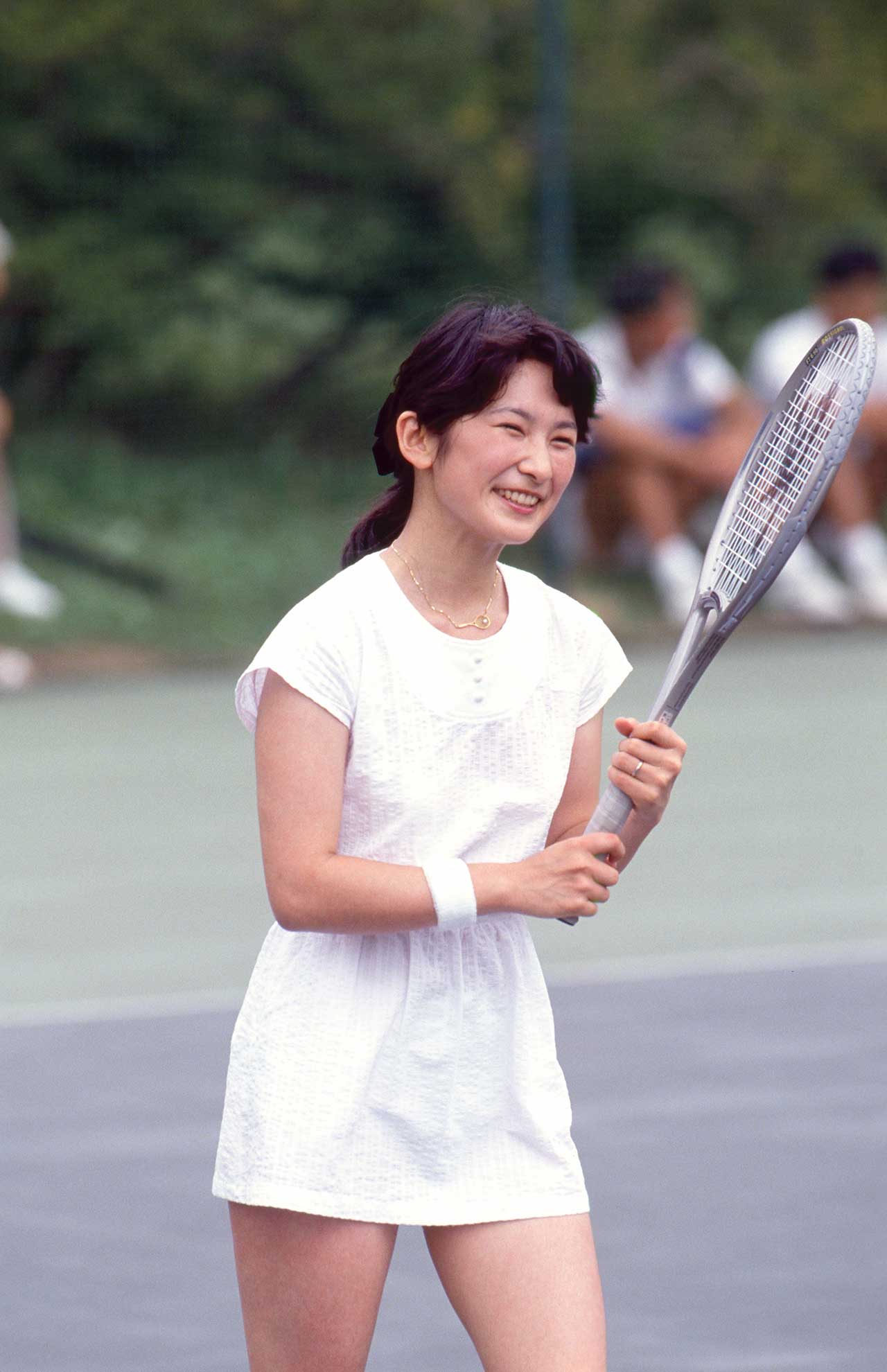 秋篠宮さまとのご結婚直後の’90年8月、軽井沢のコートでテニスを楽しまれる紀子さま（4/5）
