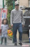 2018年4月、松山ケンイチは長男の入学式にラフな服装で長女とともに参加した