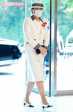 テーラードのツーピースの上襟、袖口やパンプスのトウのネイビーカラーがアクセント。「“これぞ雅子さま”の装い。白とネイビーがさわやか。クラッチバッグと白手袋の持ち方も完璧です」(日置さん)令和4年全国赤十字大会(5月19日)
