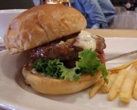 モスバーガー高級店 月商1200万円の目標を大きく上回る勢い