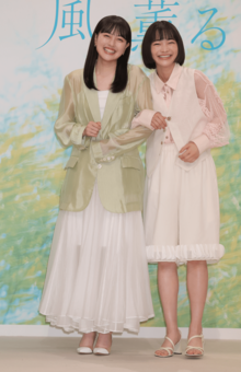 朝ドラ『風、薫る』でダブル主演を務める上坂樹里（写真左）と見上愛（写真右）