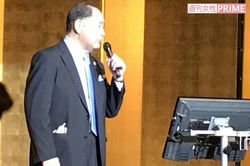 周囲の目を気にしながらも、自分の持ち歌を熱唱する尾車親方。右ポケットには祝儀袋が