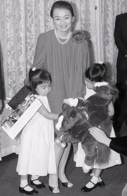 映画の試写会で、信子さまにすがりつくふたりの女王に笑顔の寬仁さま（'88年7月）