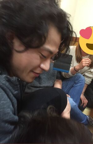 泥酔しているような若い女性を抱える小栗旬（東谷義和氏のTwitterより）