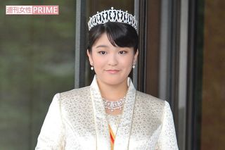 「ティアラ」を身につけ「ローブデコルテ」姿で