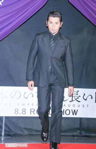 '15年に公開された映画『日本のいちばん長い日』では昭和天皇を、『天空の蜂』では原発の設計士を演じ、数々の映画賞を受賞した