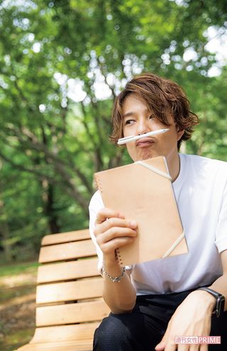  前に作った「ゆる散歩」のノートを持ち歩いているんです。歌詞を考えたり、思いついたことをメモしたり。屋内とはまた違ったアイデアが生まれそう!? 撮影／矢島泰輔 