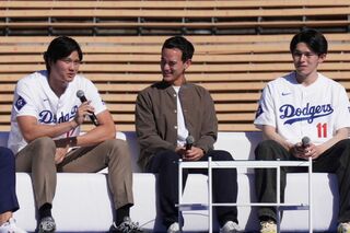 現地時間2026年1月31日、ドジャーフェストのステージショーに登壇した大谷翔平(左)と佐々木朗希(右)／産経ビジュアル