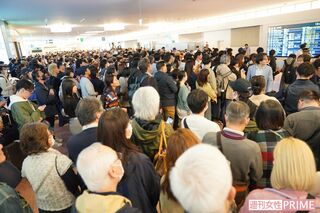 2025年3月13日、帰国した大谷翔平を一目見ようと羽田空港に集まった人たち