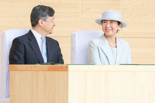 コロナ禍の近年はオンラインでのご出席が続いていた全国植樹祭。両陛下が現地での式典に足を運ばれるのは4年ぶり。壇上でも微笑み合われるなど、仲睦まじいご様子が　撮影／JMPA